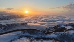 Rize’de deniz manzaralı yaylada bulutların eşsiz görüntüsü