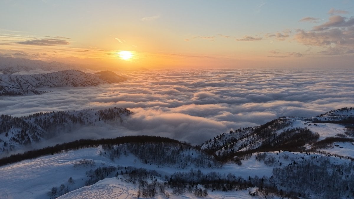 Rize’de deniz manzaralı yaylada bulutların eşsiz görüntüsü