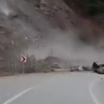 Rize’de köy yolunda meydana gelen heyelan yürekleri ağızlara getirdi: O anlar kamerada
