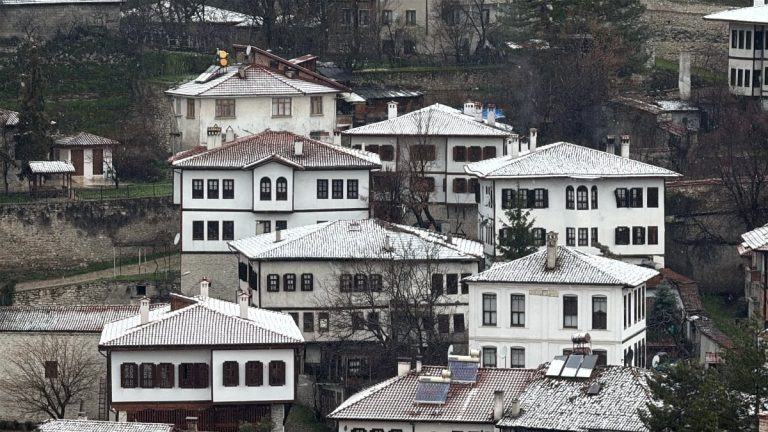 Safranbolu’nun tarihi konakları karla kaplandı