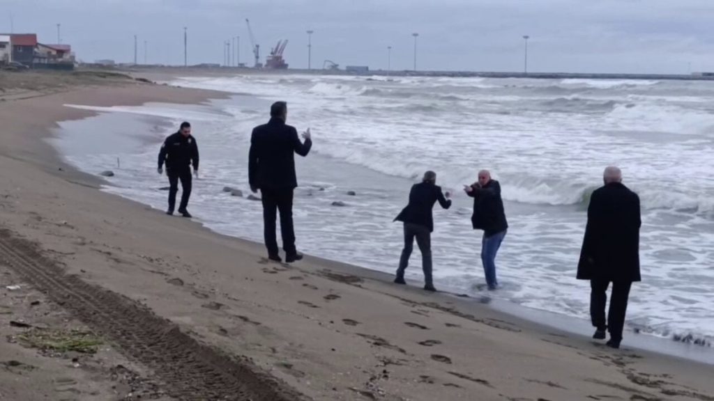 Sakarya’da 9 yaşındaki kızını göremediği için cinnet geçiren şahıs zar zor ikna edildi