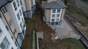 Sakarya’da istinat duvarı çöktü: 3 bina tahliye edildi, lüks otomobil kağıt gibi ezildi
