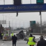 Sakarya’da otoyolda gişelere çarpıp alev alan otomobilin sürücüsü öldü