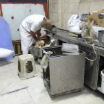 Sakarya’da tatlıcı imalathanesinde mide bulandıran görüntüler: Hamuru ayağıyla yoğurdu