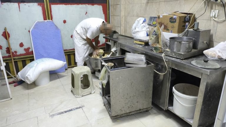 Sakarya’da tatlıcı imalathanesinde mide bulandıran görüntüler: Hamuru ayağıyla yoğurdu