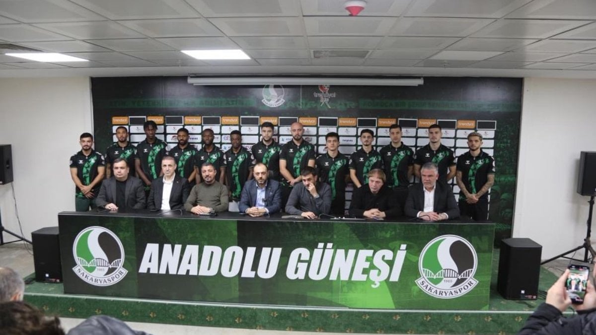 Sakaryaspor, transferin son gününde 13 oyuncu transfer etti