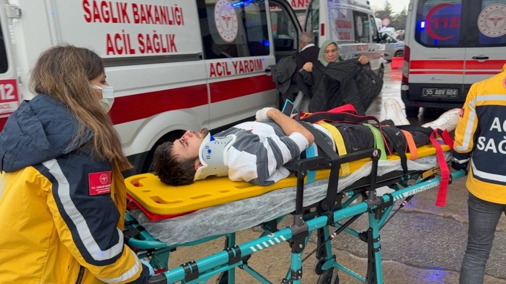 Samsun’da ameliyat yolunda kaza: Oğlu yaralandı