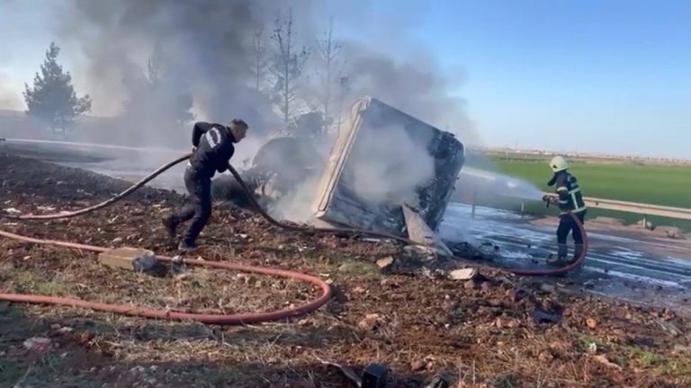 Şanlıurfa’da devrilen yakıt yüklü tır alevlere teslim oldu