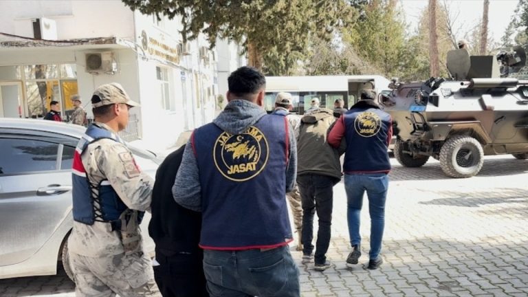 Şanlıurfa’da evinin önünde pusuya düşürüldü