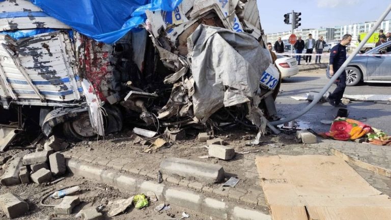 Şanlıurfa’da freni patlayan kamyon kaza yaptı: 1 ölü, 3 yaralı