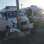 Şanlıurfa’da işçileri taşıyan servis direğe çarptı: 15 yaralı