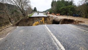 Selçuk–Ortaklar yolunda göçük: Karayolu ulaşıma kapatıldı