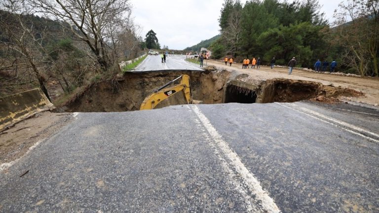 Selçuk–Ortaklar yolunda göçük: Karayolu ulaşıma kapatıldı