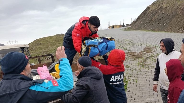 Siirt’te fırtına ve sağanak çadırları yıktı