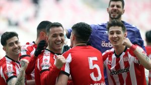 Sivasspor, Sakaryaspor’a 4 attı