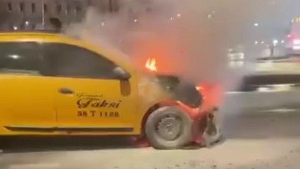 Sivas’ta seyir halindeki taksi alev alev yandı