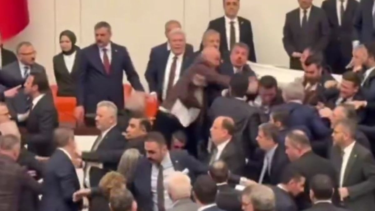 TBMM’de çıkan arbedede Mahmut Tanal’ın burnu kanadı