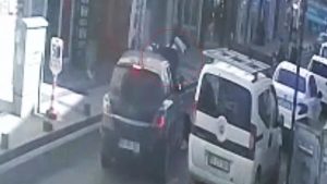 Tekirdağ’da ters yönden caddeye giren otomobille motosikletin çarpıştığı anlar kameraya yansıdı