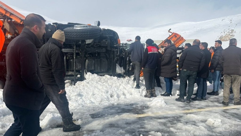 Tendürek Geçidi’nde kar küreme aracı devrildi: 2 ölü