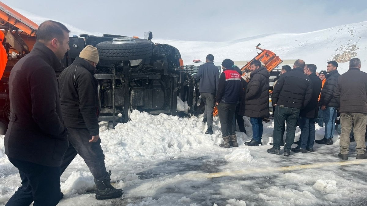 Tendürek Geçidi’nde kar küreme aracı devrildi: 2 ölü
