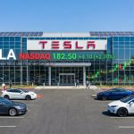 Tesla (TSLA) İçin 470 Dolar Yolculuğu Başlıyor mu? – “Teslimiyet” Sinyali Geldi!