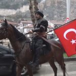 Tokat’tan Amasya’ya at üzerinde geldi: Elinde Türk bayrağını taşıdı
