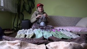 Trabzon’da Mehmetçik için çorap örüyor