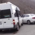 Trabzon’da öğrenci servisi karşı şeride savruldu: Kaza kamerada