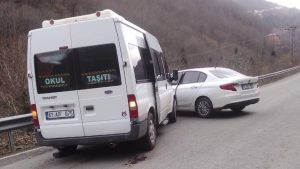 Trabzon’da öğrenci servisi karşı şeride savruldu: Kaza kamerada