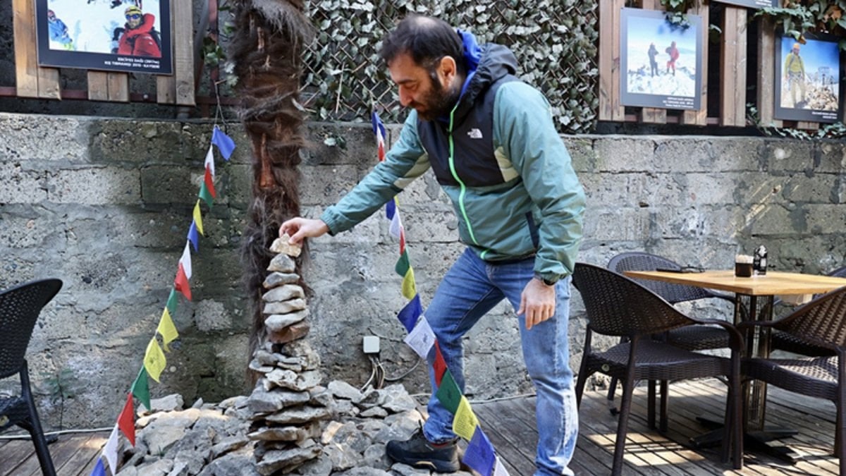 Trabzonlu dağcı, zirvelerden topladığı taşlarla kafesine dağ ruhu kattı