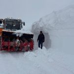 Tunceli’de ekiplerin yolları açmak için çalışması sürüyor