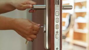 Tutukluk yapan anahtarlara kesin çözüm: Yağlamak yerine sirke püskürtün