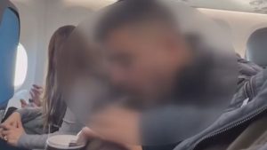 Uçakta sigara içip paylaşan fenomen kara listeye alındı