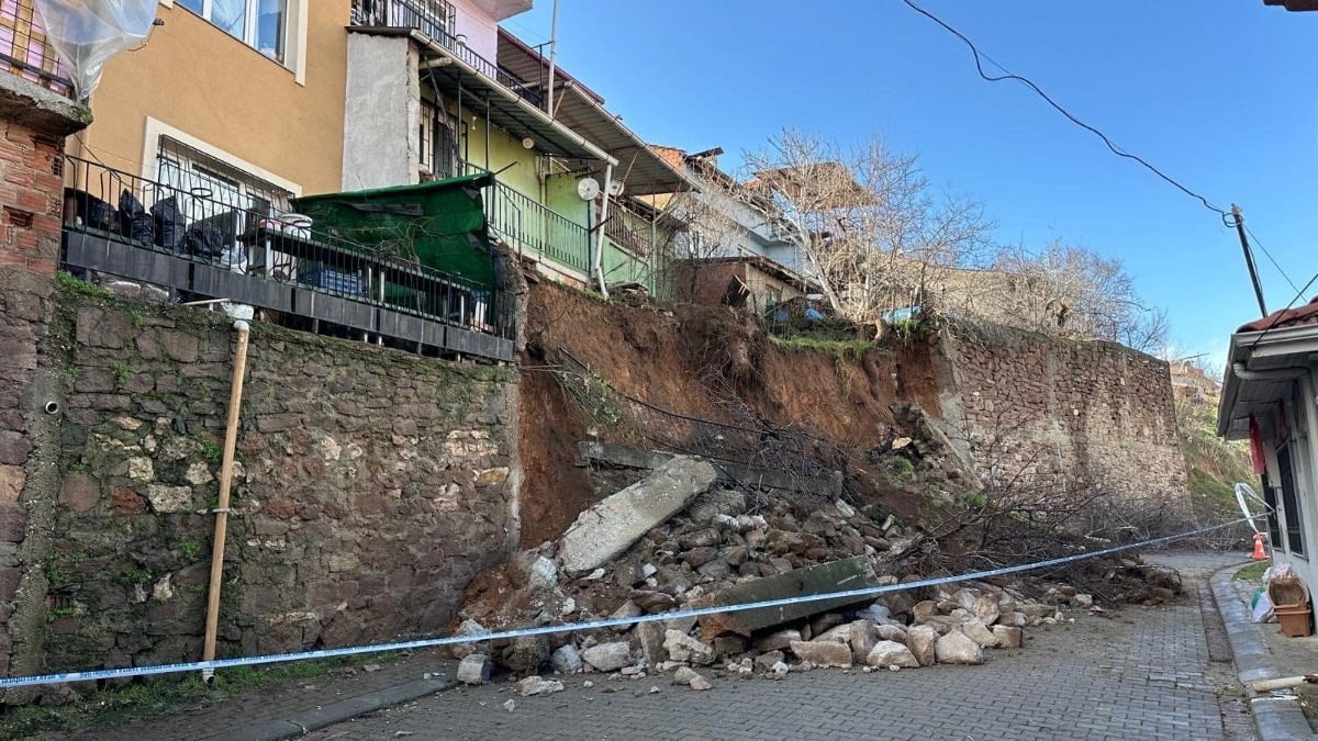 Uşak’ta yağış sonrası istinat duvarı çöktü, toprak kayması yaşandı: 3 ev tahliye edildi