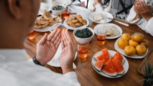 Uzmanlardan sahur uyarısı: Susatmayan besinleri tercih edin