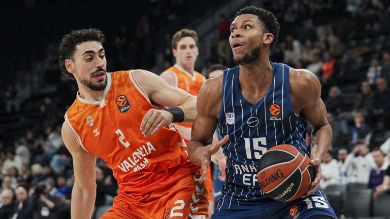 Valencia’yı yenen Anadolu Efes, 9 maç sonra kazandı