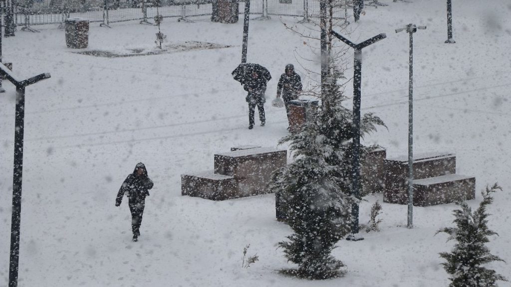 Van’da 40 yerleşim yeri ulaşıma kapandı