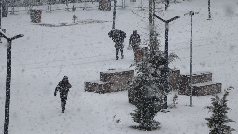 Van’da 40 yerleşim yeri ulaşıma kapandı
