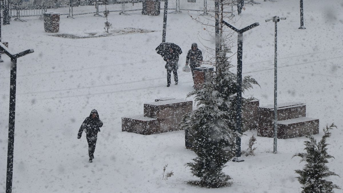 Van’da 40 yerleşim yeri ulaşıma kapandı