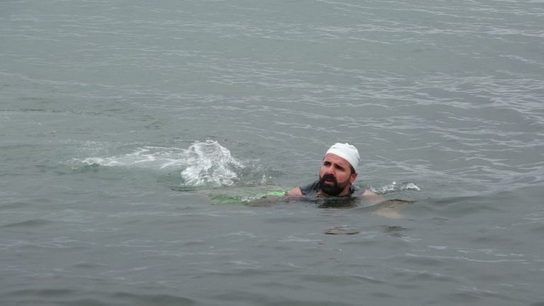 Van’da dondurucu soğuğa rağmen göle girdi