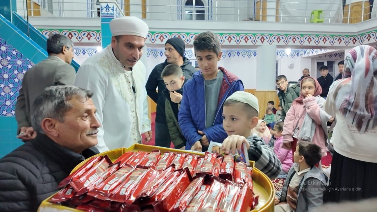 Van’da imamdan teravih sürprizi: Çocuklara ‘Ramazan standı’