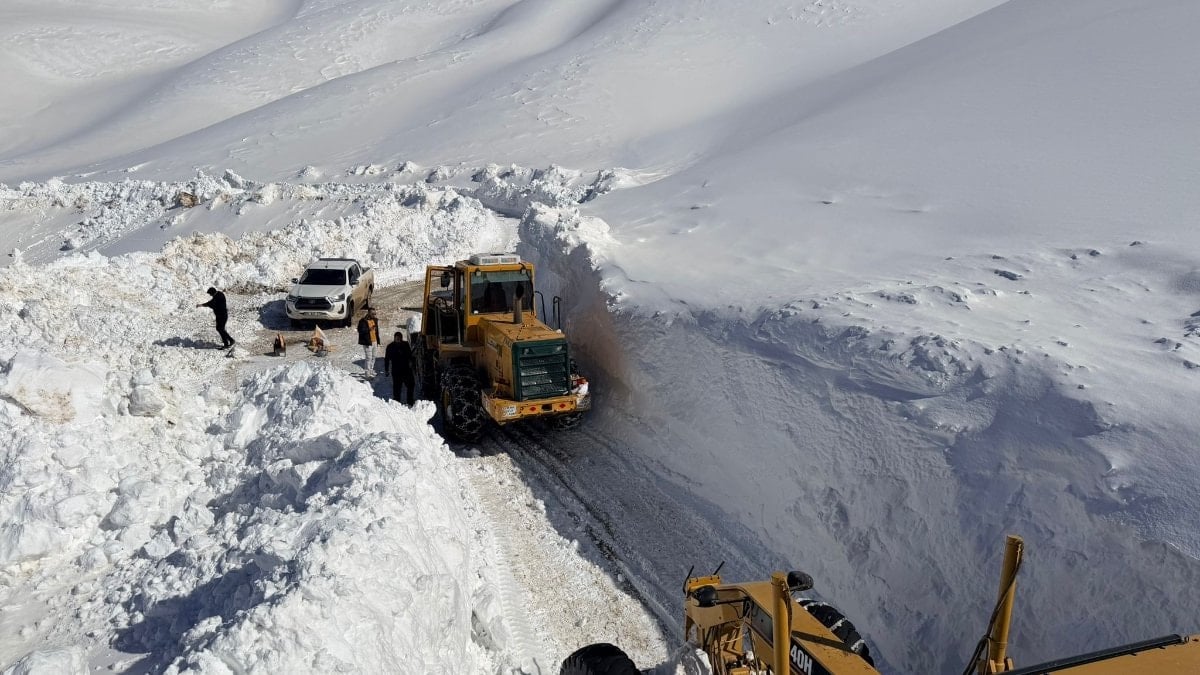 Van’da kar yağışıyla mücadele sürüyor