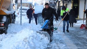 Van’da kardan 390 yerleşim yerinin yolu kapandı