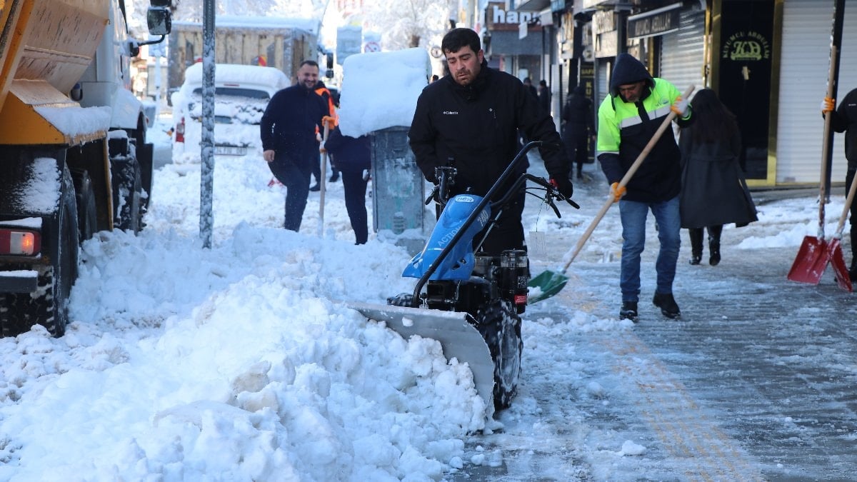 Van’da kardan 390 yerleşim yerinin yolu kapandı