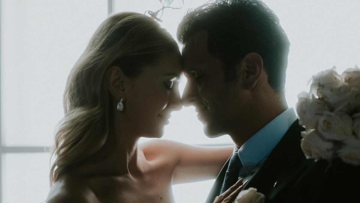 Yeni gelin Yasemin Kay Allen’dan yeni poz! Kırmızılar içinde