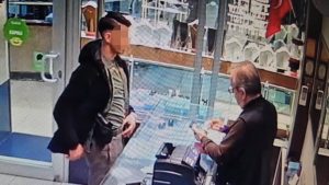 Zonguldak’ta jandarma olduğunu söyleyen şahıs silahını göstererek altın ayırtıp kaçtı