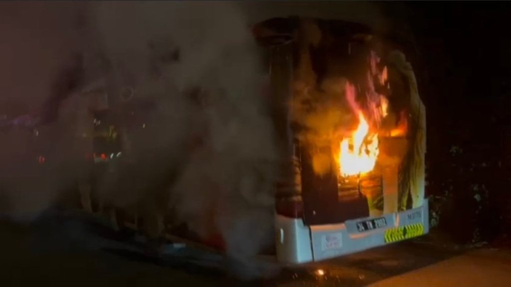 15 Temmuz Şehitler Köprüsü bağlantı yolunda metrobüs yangını