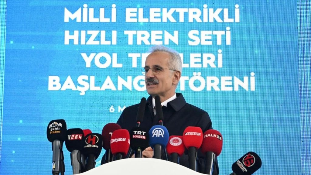 Abdulkadir Uraloğlu duyurdu: Türkiye’nin yerli ve milli hızlı treni raylara indirildi