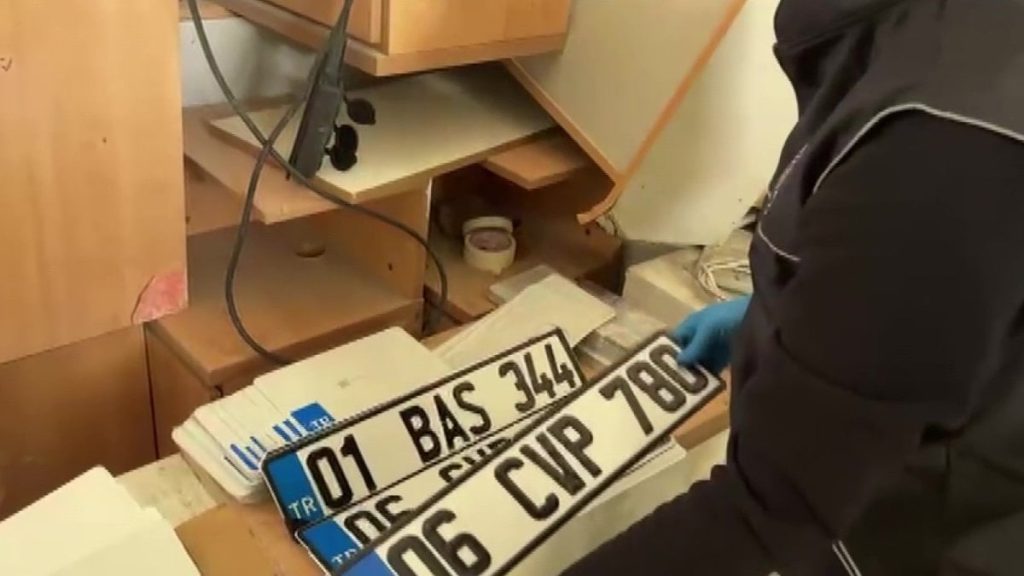 Adana’da APP plaka üreten 3 atölyeye baskın