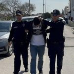 Adana’da ayağıyla otomobil kullanan sürücü yakalandı